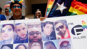 Un puertorriqueño sostiene un cartel