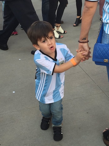 Thiago con la remera de