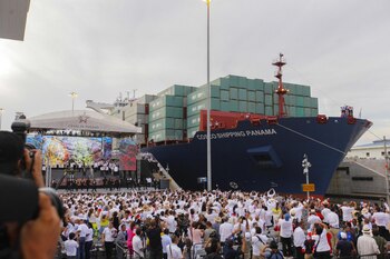 Miles de personas observan el