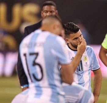 Jugadores de Argentina se lamentan luego de perder ante Chile en la final de la Copa América Centenario, domingo 26 de junio de 2016, en el estadio MetLife de East Rutherford, Nueva Jersey (EE.UU.). (EFE)