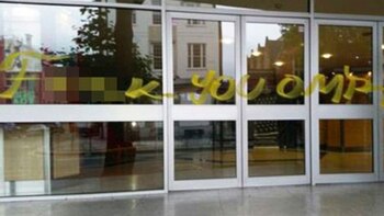 Pintadas con insultos en la