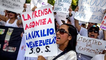 Los medios y periodistas son