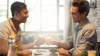 Durante una conversación hacer contacto