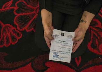 Miles de personas huyen de