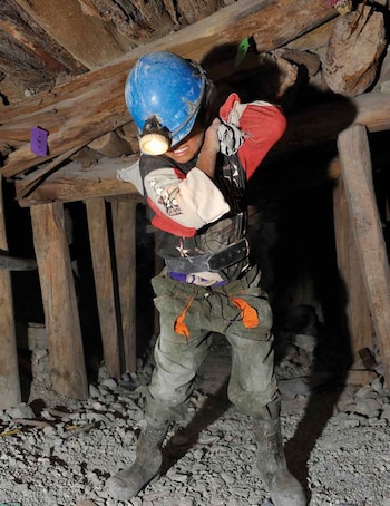 Un niño boliviano trabaja en