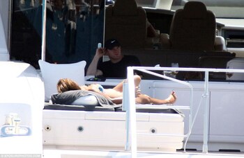 Wayne Rooney junto a su