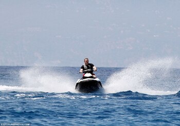 Rooney disfruta del mar mientras