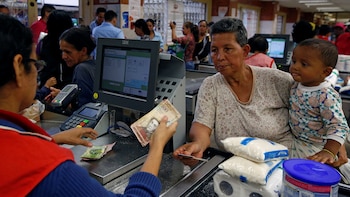 En toda Venezuela las personas tienen que hacer filas interminables para obtener algunos alimentos (Reuters)