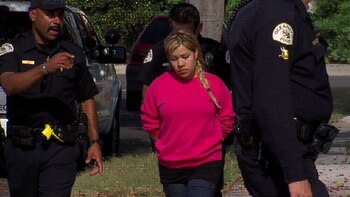 Así se la llevaban detenida