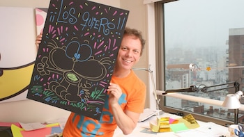 El ilustrador junto a Gaturro,