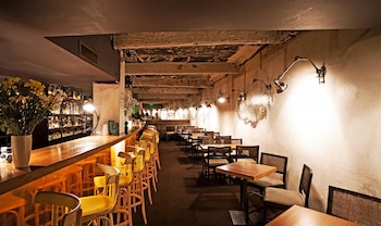 Detrás de una florería se