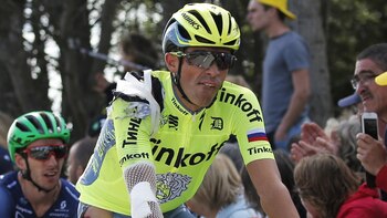 Alberto Contador terminó la primera etapa con vendajes en las zonas donde se lastimó (AP)