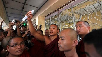 Una multitud armada destruyó una