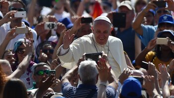 El papa Francisco, rodeado por