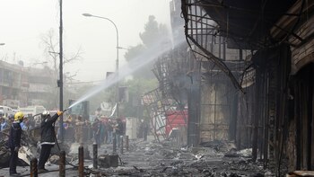 Un grupo de bomberos trata