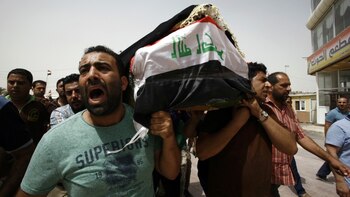 Iraquíes cargan el ataúd de