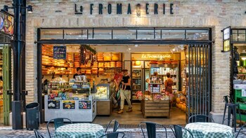 Este mercado alberga stands que