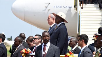 En el aeropuerto de Entebbe,