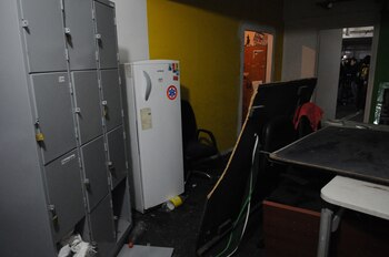 Otra de las oficinas que destruyeron los desconocidos que tomaron el edificio por la fuerza (Télam)