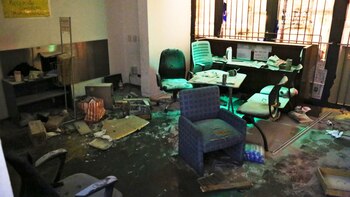 Así quedó la redacción del diario cooperativo Tiempo Argentino tras la incursión de la patota de Mariano Martínez Rojas (NA).
