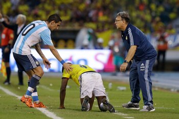 El peor momento de la Selección durante el ciclo Martino. El equipo estaba obligado a conseguir un triunfo para no quedar rezagado en las Eliminatorias para el Mundial de Rusia. Le ganó a Colombia en Barranquilla por 1 a 0
