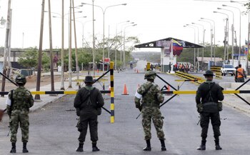 Policías y soldados colombianos patrullan