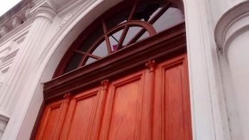 Uno de los vidrios atacados