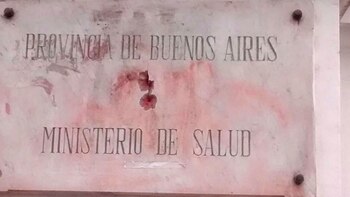 La placa de la entrada