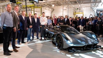 Autoridades de ambas firmas posaron junto a Daniel Ricciardo, piloto de F1 del equipo Red Bull