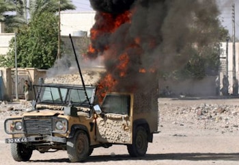 Una snatch Land Rover retorcida por el fuego en el campo de batalla (Reuters)