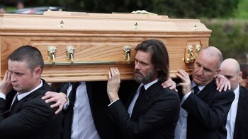 Jim Carrey en el funeral