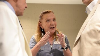 Barrios dialoga con parte de