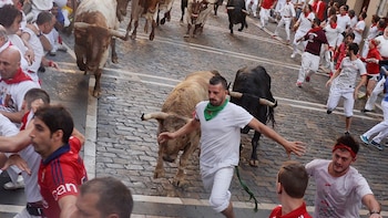 Los españoles defienden la celebración apelando a la tradición y su historia (REUTERS)