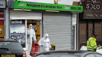Investigadores de la Policía de Glasgow realizan pericias en el local de Shah, donde fue apuñalado por Ahmed