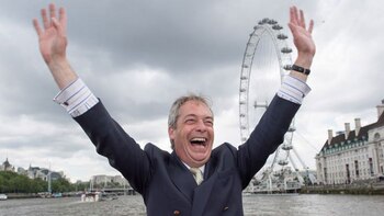 Nigel Farage alegre durante la