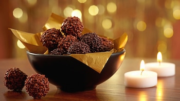 El chocolate negro es conocido por tener menos azúcar y menos grasas