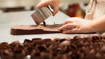 Los jóvenes con discapacidad intelectual hacen chupetines y bombones de chocolates (Shutterstock)