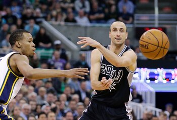 Manu Ginóbili saludó a sus fanáticos por fin de año (AP)