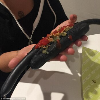 (Daily Mail) La salchicha es 30cm de largo y está cubierto con ketchup y jalapeños