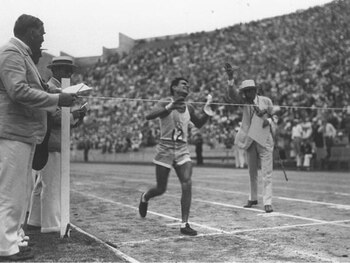 1932: El Atletismo sumó dos oros consecutivos gracias a Juan Carlos Zabala y Delfo Cabrera. Se consagraron en la disciplina maratón en los Juegos Olímpicos de Los Ángeles 1932 y Londres 1948, respectivamente