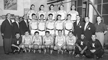 1950: El equipo de básquet logra el campeonato mundial disputado en Buenos Aires. La Selección Argentina se coronó invicta (5-0). Venció en la final a Estados Unidos por 64-50