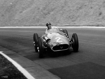 1957: Juan Manuel Fangio vuelve a ser noticia en el mundo del automovilismo. Consigue su quinto campeonato en la Fórmula 1. El corredor fue uno de los deportistas argentinos más destacados de la historia