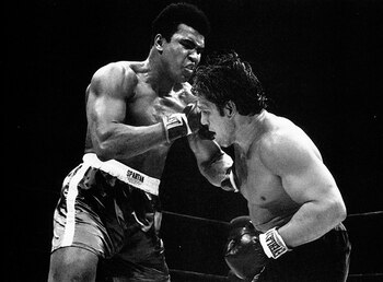 1970: El boxeador argentino Ringo Bonavena enfrentó a Muhammad Alí en una de las peleas más vistas en la historia del boxeo. El combate lo ganó el norteamericano en el último de los 15 rounds que se disputaron