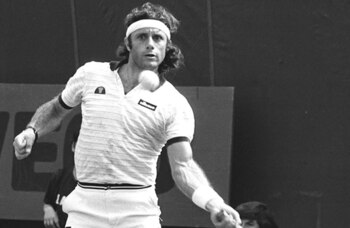1977: El tenista argentino Guillermo Vilas gana 16 títulos en un año. En toda su carrera logró consagrarse en 62 oportunidades. Durante 1977 ganó dos Grand Slam. Triunfó en Roland Garros y el Abierto de Estados Unidos. En 1978 y 1979 obtuvo el Abierto de Australia