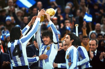 1978: La Selección argentina de fútbol organizó y ganó el primer Mundial de su historia. Lo logró luego de ganarle la por 3 a 1 a Holanda. La Copa del Mundo se disputó en un país gobernado por una dictadura militar que encabezaba el general Jorge Rafael Videla (AP)