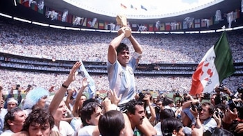1986: La Selección argentina obtuvo su segundo Mundial de fútbol luego de vencer a Alemania en la final. Aquel certamen estuvo marcado por el protagonismo de Diego Maradona en el equipo que dirigía Carlos Bilardo. En el partido ante Inglaterra, el astro argentino convirtió los goles conocidos como “la mano de Dios” y el “mejor gol de la historia de los mundiales”