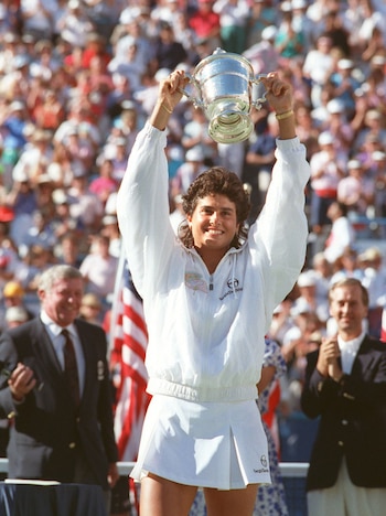 1990: Gabriela Sabatini gana el US Open luego de vencer a la número uno del mundo, la alemana Steffi Graf. Lo conseguido por la tenista fue el logro más importante que obtuvo el tenis femenino en Argentina
