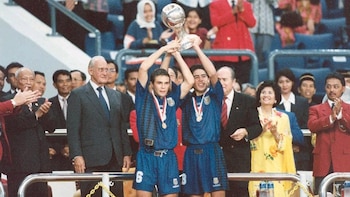 1997: El seleccionado argentino Sub 20 gana el Mundial de Malasia. Entre 1994 y 2007 obtuvo cinco títulos juveniles de la mano de José Pekerman