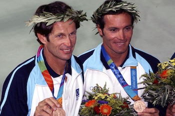 2000: De la mano de Carlos Espíndola el yachting tuvo su mejor momento. Logró cosechar para el país una presea plateada en los Juegos Olímpicos de Atenas. Cuatro años más tarde repitió la gesta en Sydney. Además, obtuvo otras dos medallas de bronce