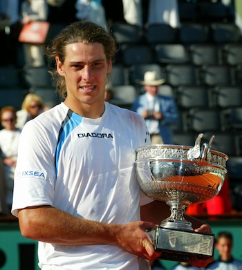 2004: Gastón Gaudio ganó su primer Grand Slam y fue el tercer argentino en obtener un torneo de esa trascendencia. Venció a Guillermo Coria en la final de Roland Garros por 0-6, 3-6, 6-4, 6-1 y 8-6
